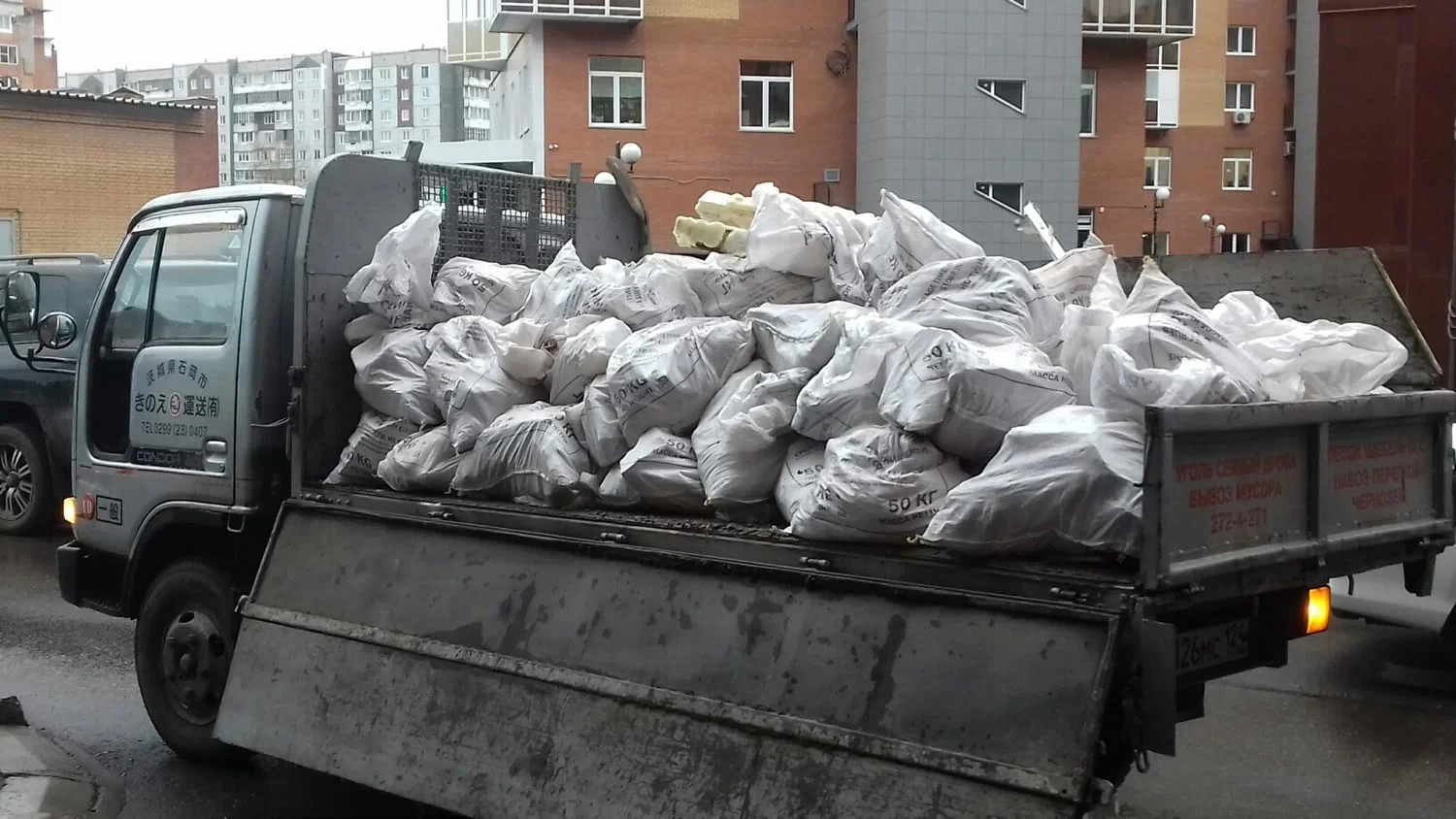 Вывоз строительного мусора в Волхове в октябре