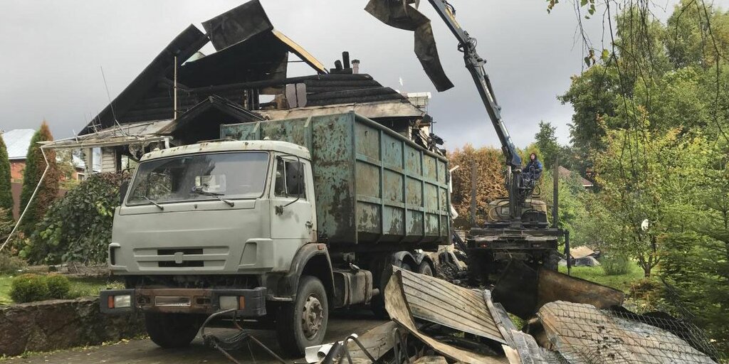 Вывоз мусора после пожара с утилизацией в Волхове в октябре