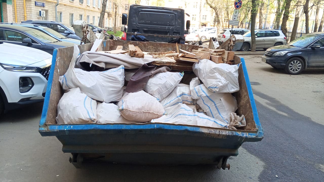 Вывоз мусора из магазина в Волхове в октябре