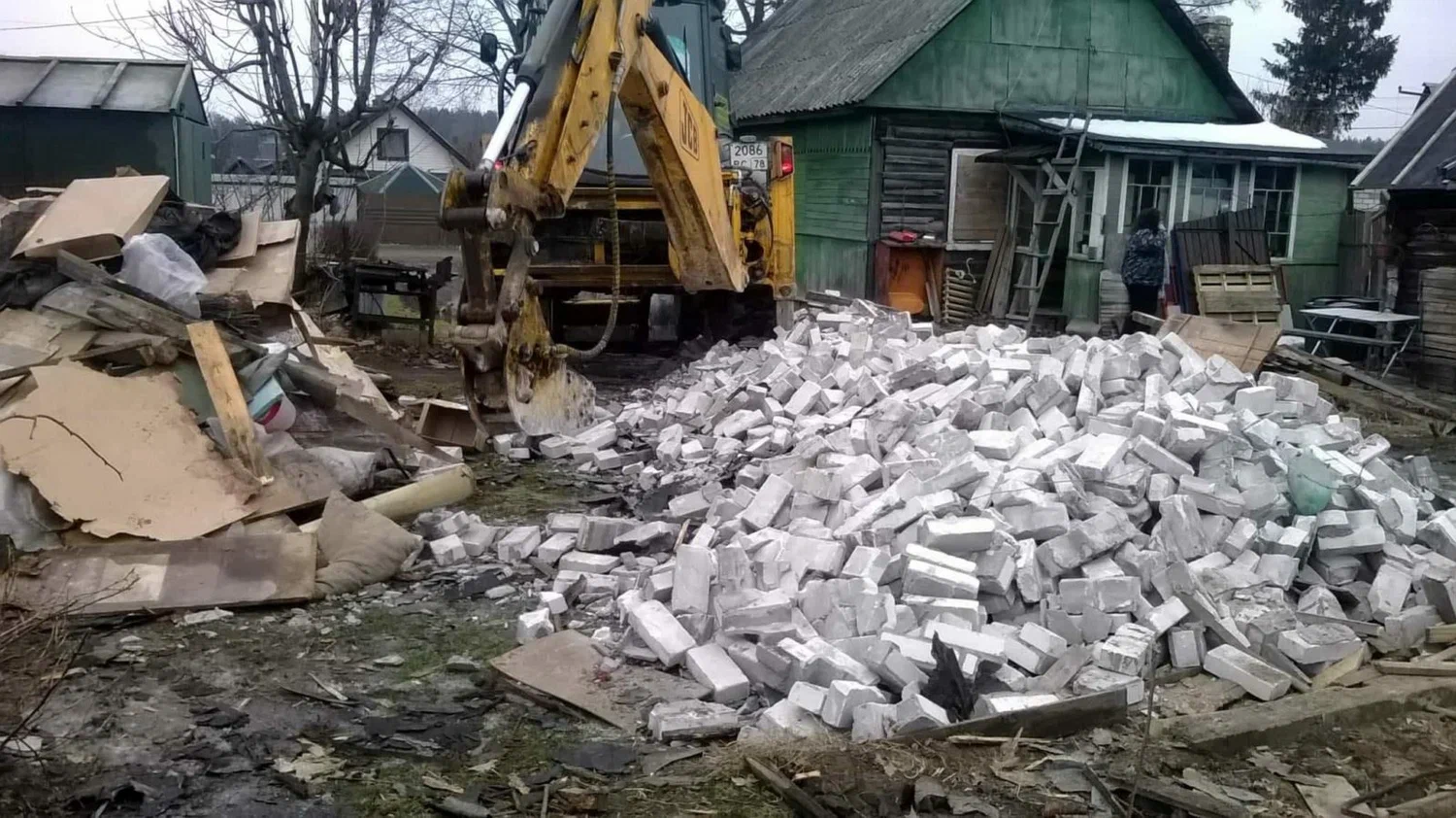 Вывоз мусора после сноса здания в Волхове от ПроМусор – цена от 5234 руб., утилизация и уборка стройотходов
