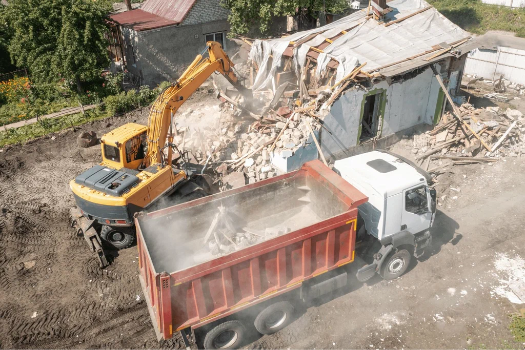 Вывоз мусора после сноса зданий с выездом в Волхове в октябре