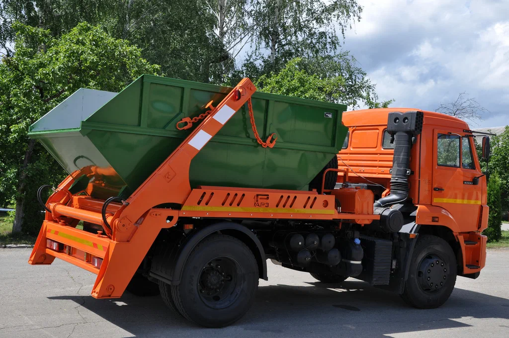 Заказ бункеровоза для вывоза мусора и отходов в Волхове в октябре