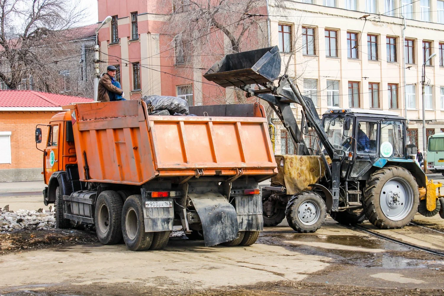 Вывоз мусора Камазом в Волхове – аренда и заказ Камаза 10 тонн от 2460 руб. в ПроМусор