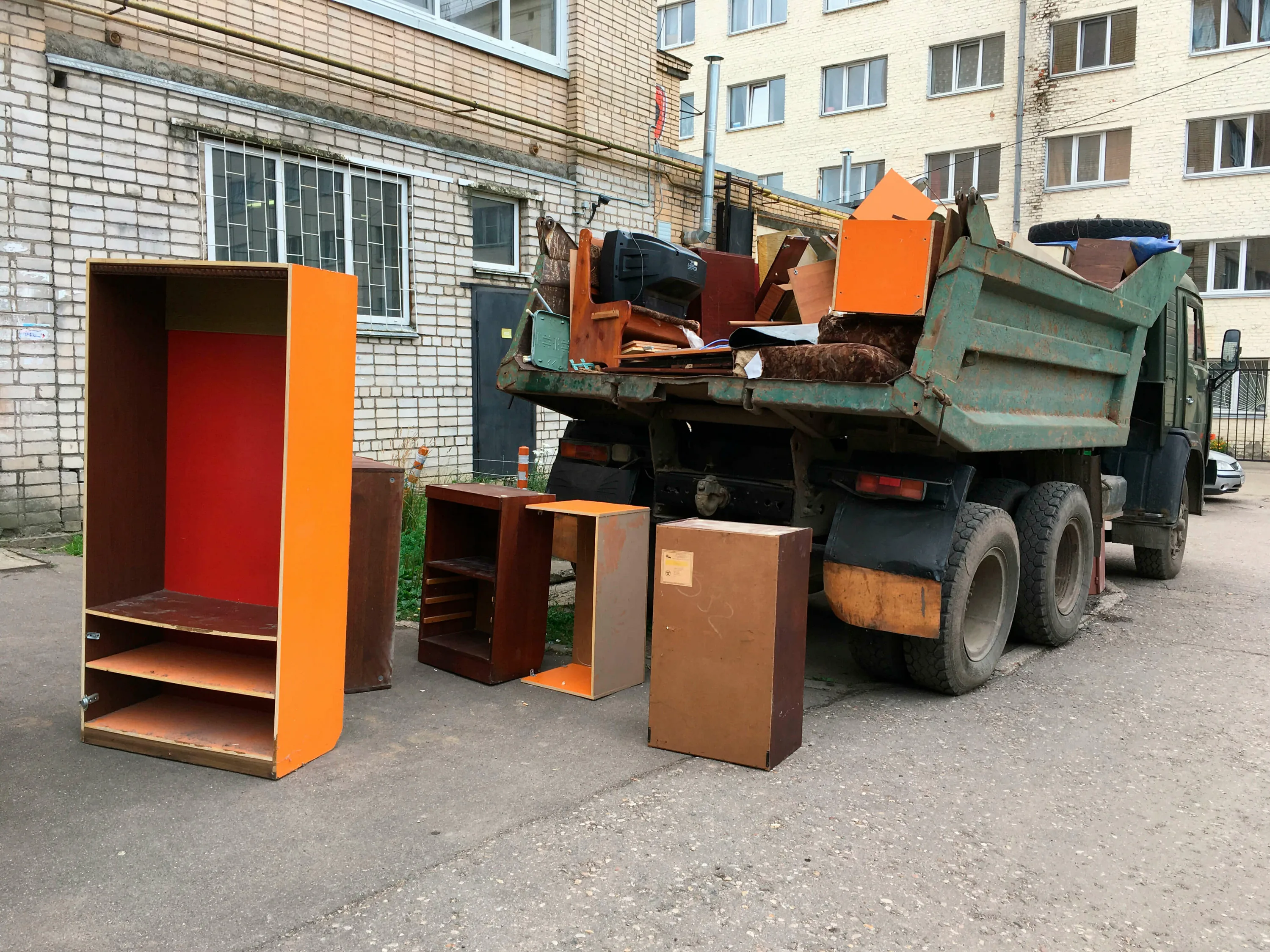 Утилизация старой мебели с вывозом и разбором в Волхове в октябре