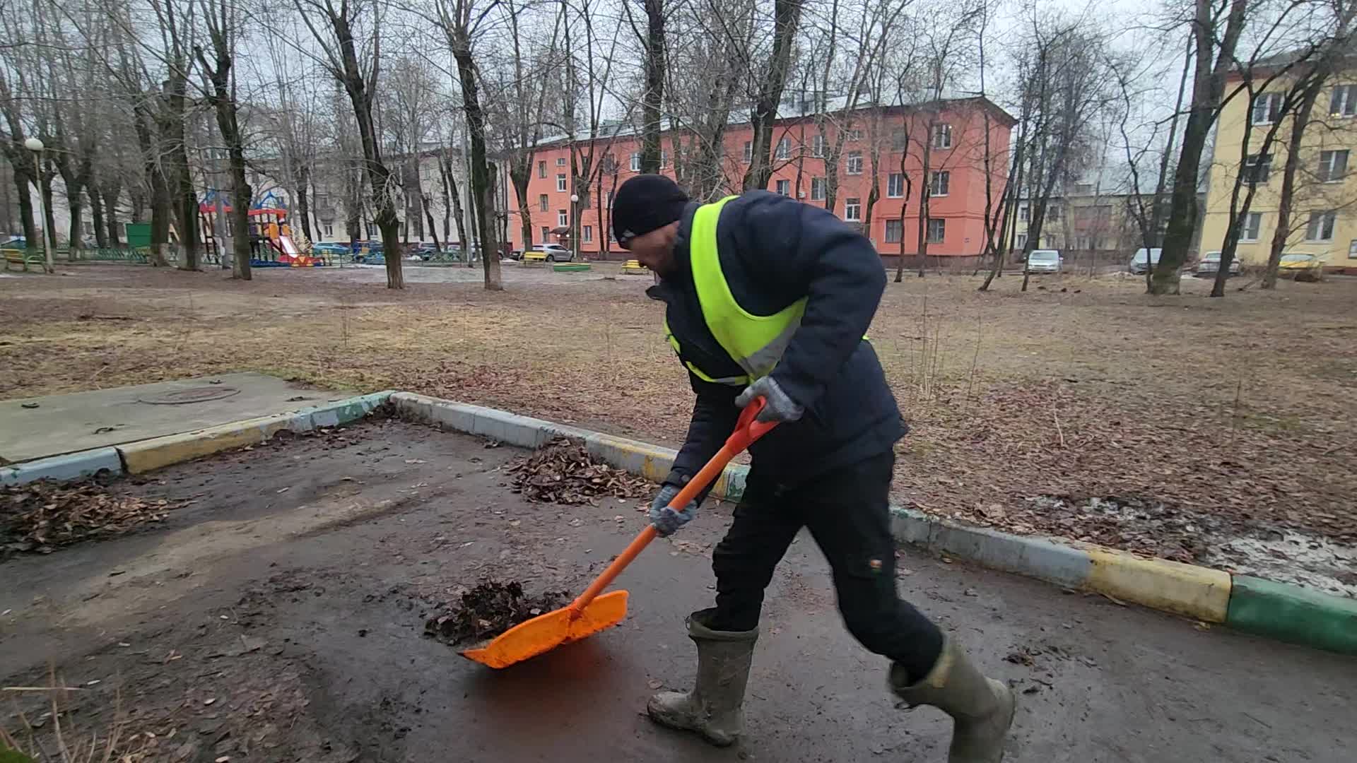 Уборка территорий в Волхове в октябре