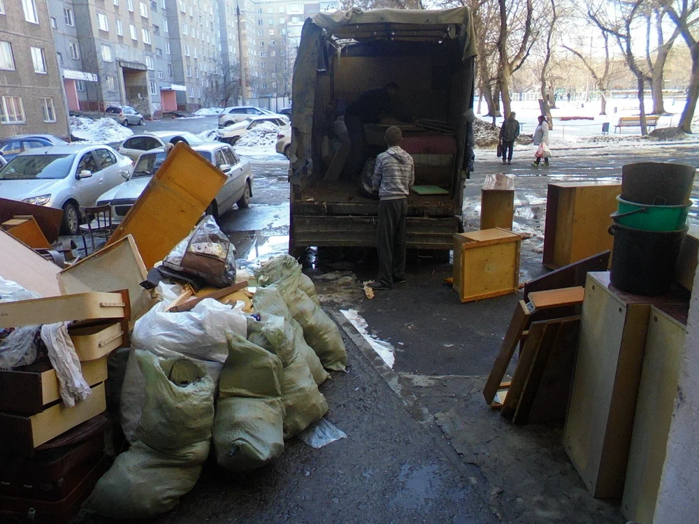 Вывоз мусора из подвала с утилизацией в Волхове в октябре