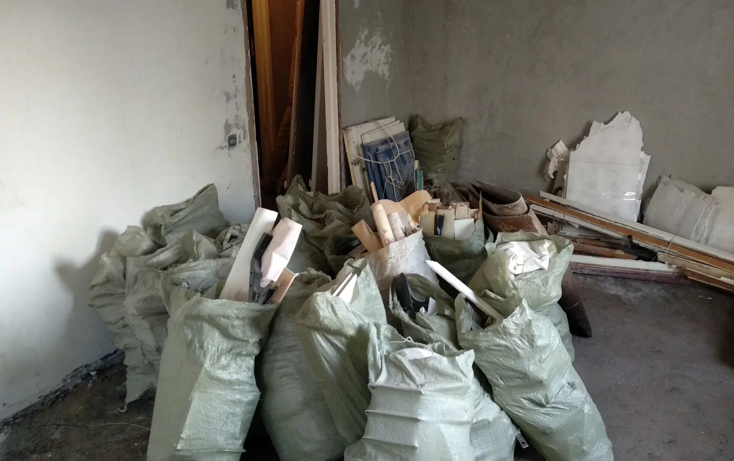 Уборка строительного мусора с вывозом и утилизацией в Волхове в октябре
