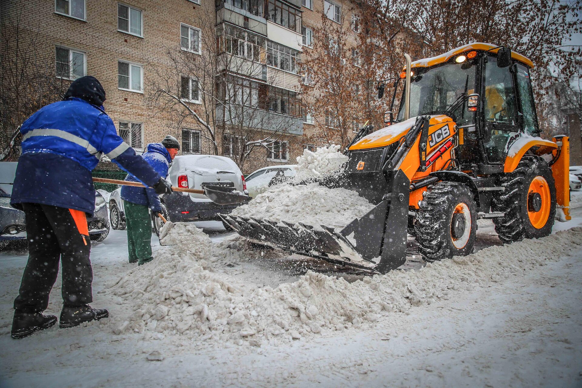 Очистка дворов от снега и наледи в Волхове — уборка снега, трактор и ручная, цены от 523 руб. | ПроМусор