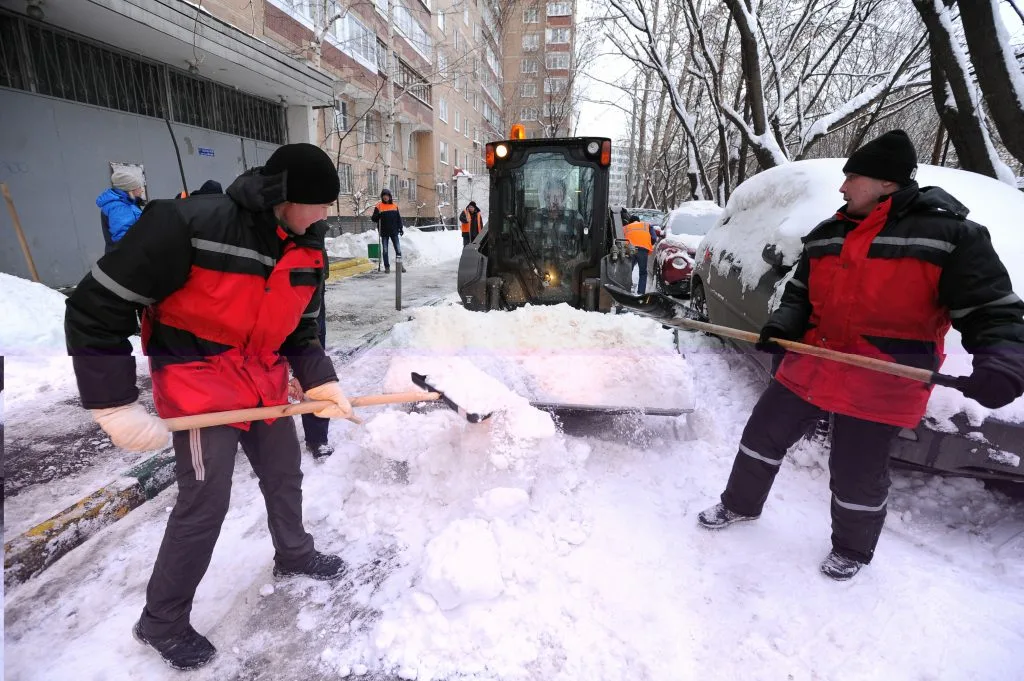Очистка дворов от снега с гарантией результата в Волхове в октябре