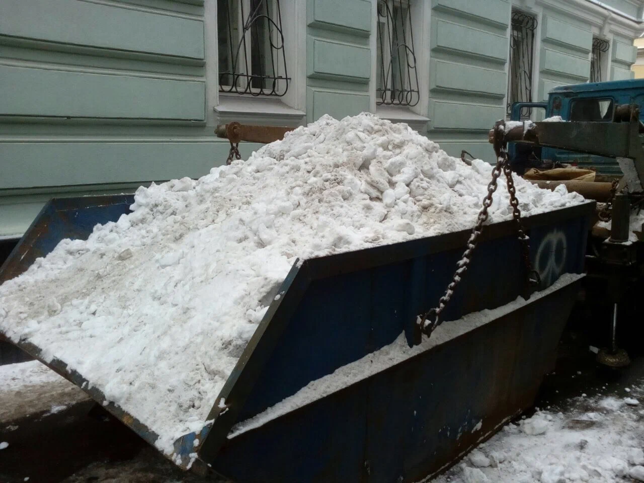 Вывоз снега контейнерами в Волхове в октябре