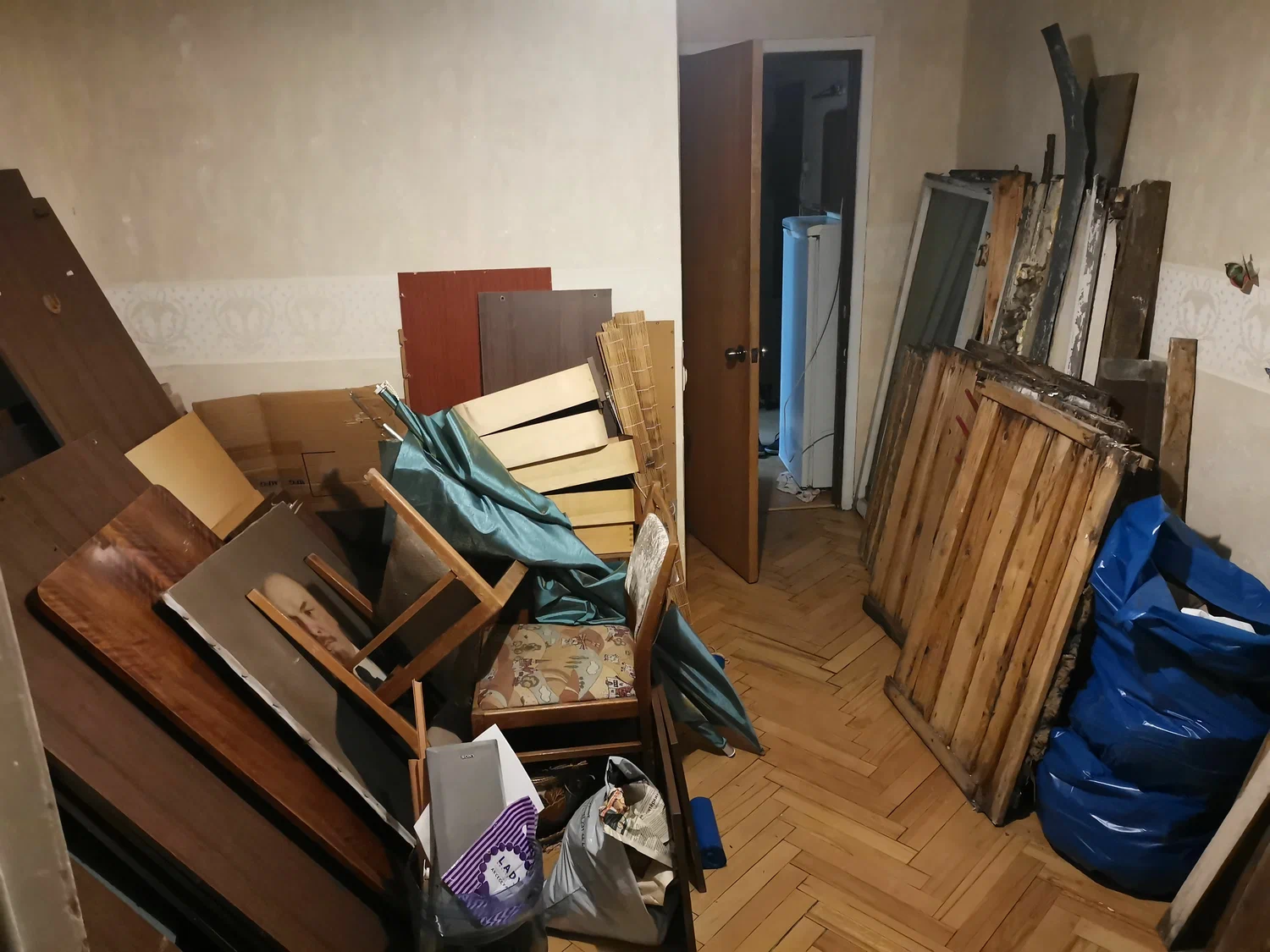 Демонтаж мебели с вывозом и утилизацией в Волхове в октябре