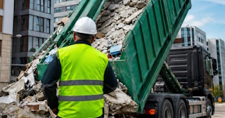Вывоз строительного мусора в Волхове: услуги лицензированной компании — ПроМусор